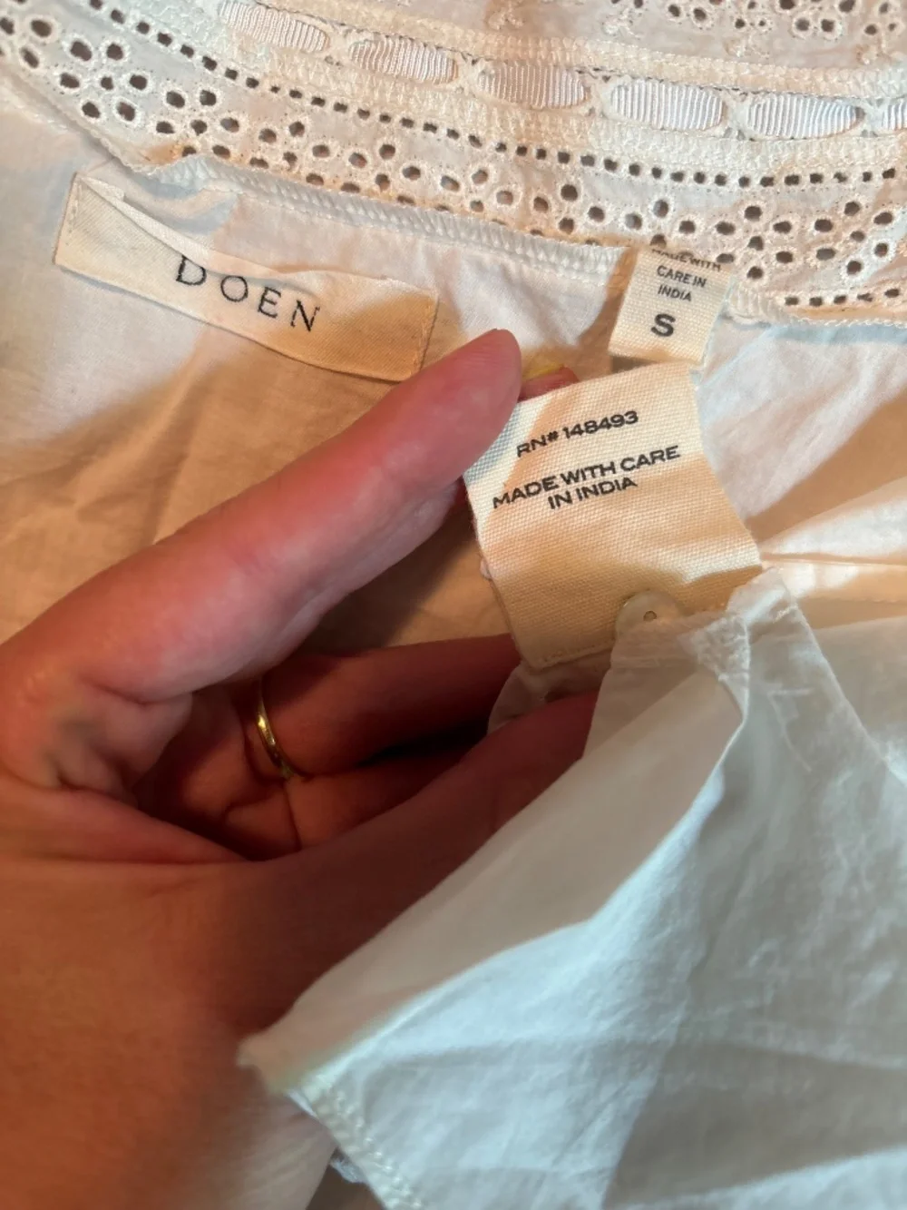 Doen Cream Eyelet Lace-Trim Button Front Cropped Top - Picture 2 of 16